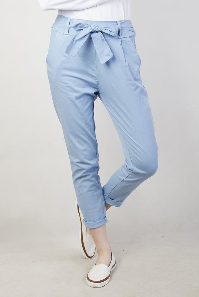 Niebieskie spodnie materiałowe z kokardą w pasie