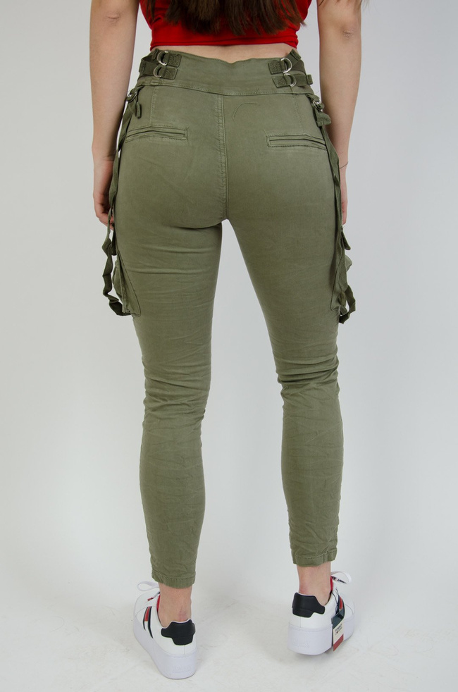  Jasno zielone spodnie joggery z zamkami oraz szelkami