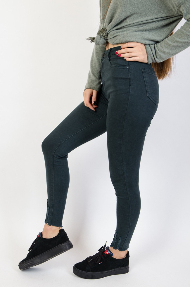 Zielone spodnie z szarpaniem na nogawce 