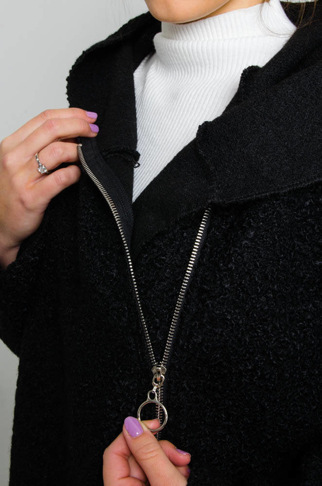 CZARNY MELANŻOWY PŁASZCZ Z WYCIĘCIEM 