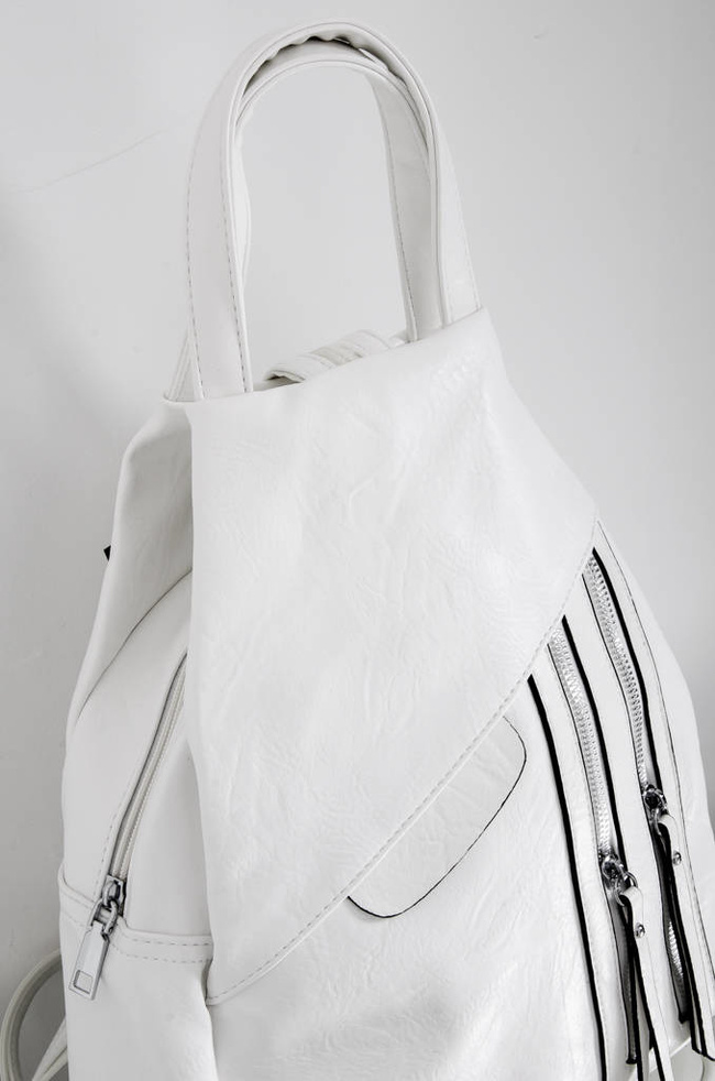 PLECAK Z IMITACJI SKÓRY Z OZDOBNYMI ZAMKAMI- BIAŁY