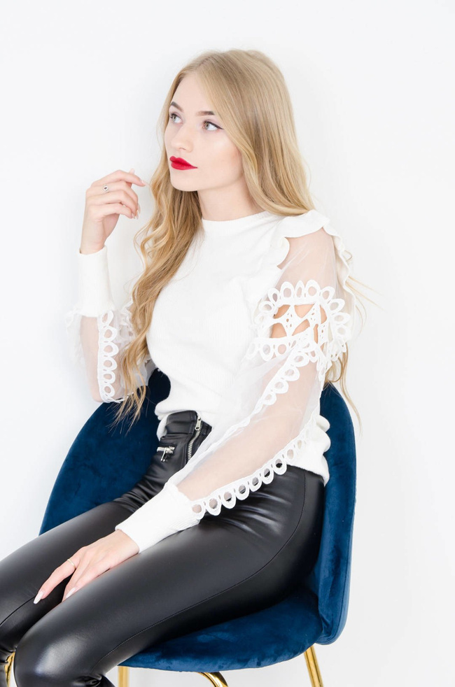 BIAŁA PRĄŻKOWANA BLUZKA Z OZDOBNYMI RĘKAWAMI