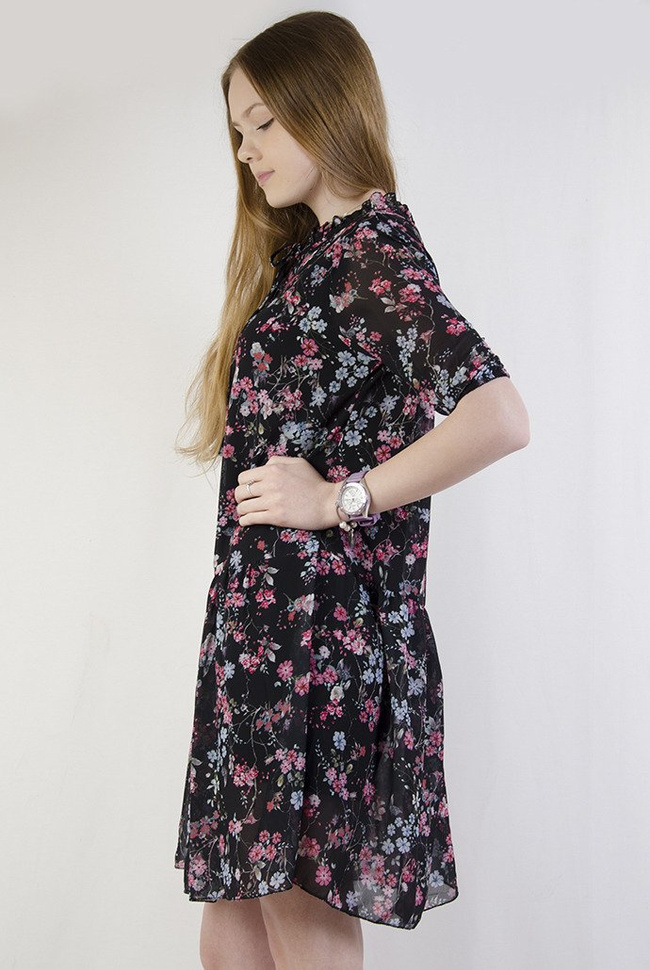 Zwiewna czarna sukienka w kwiaty z wiązaniem przy szyi