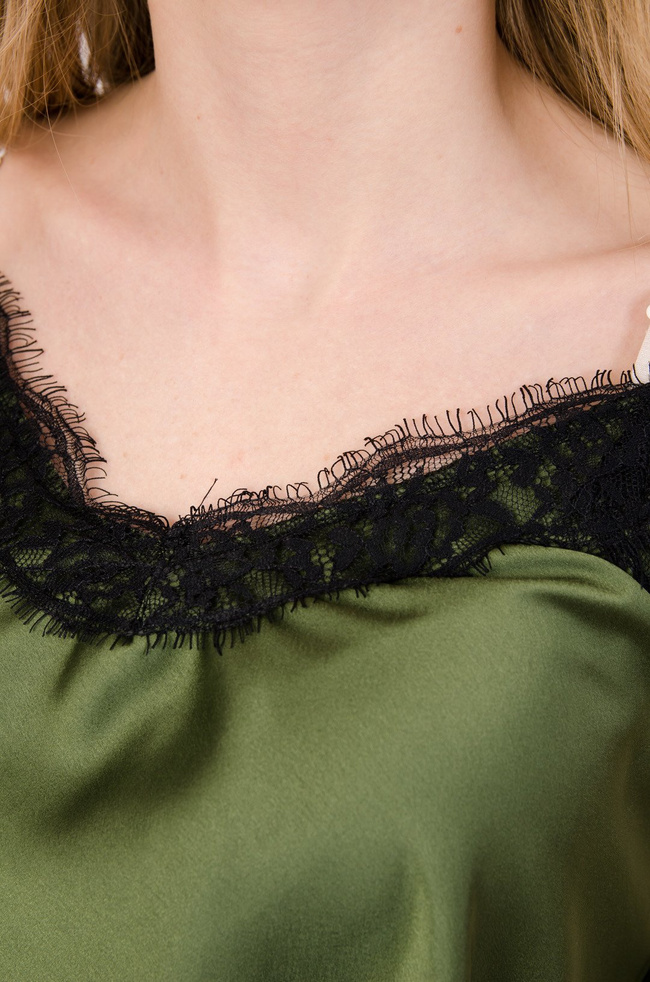 Zielona satynowa bluzeczka z koronką 
