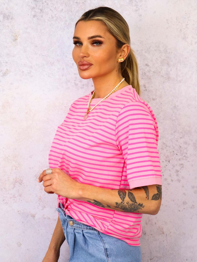 T-SHIRT OVERSIZE W PASKI- RÓŻOWO-FUKSJOWY