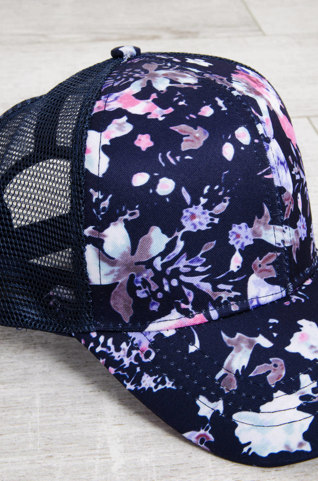 CZAPKA Z DASZKIEM W KWIATY- GRANATOWA