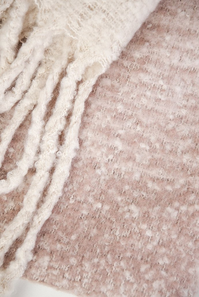 Długi cieniowany szal z frędzlami w odcieniach beżu i różu