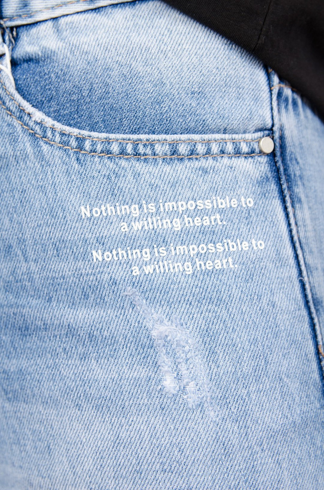 Jeansowe boyfriendy z dziurami i drobnym napisem pod kieszenią