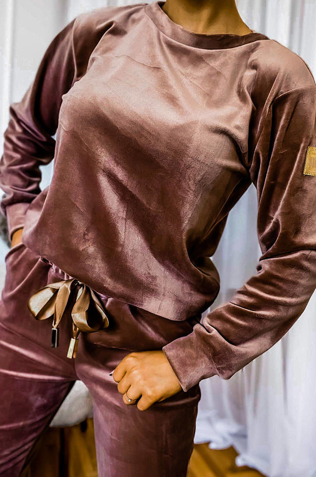 KOMPLET DRESOWY WELUROWY Z OZDOBNĄ NASZYWKĄ- CIEMNOBRĄZOWY