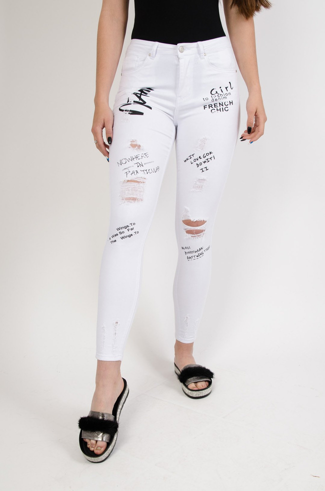 Białe dopasowane spodnie z napisami