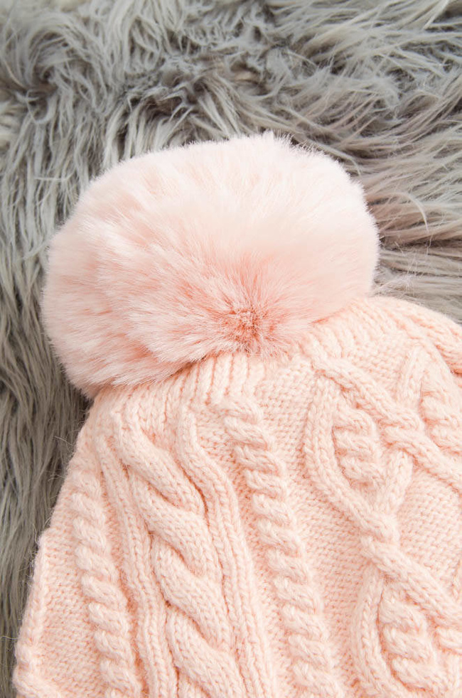ZIMOWA JASNO-RÓŻOWA PLECIONA CZAPKA Z POMPONEM