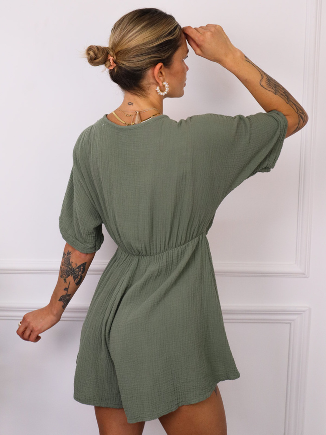 KOMBINEZON MUŚLINOWY Z KOPERTOWYM DEKOLTEM- ZIELONY