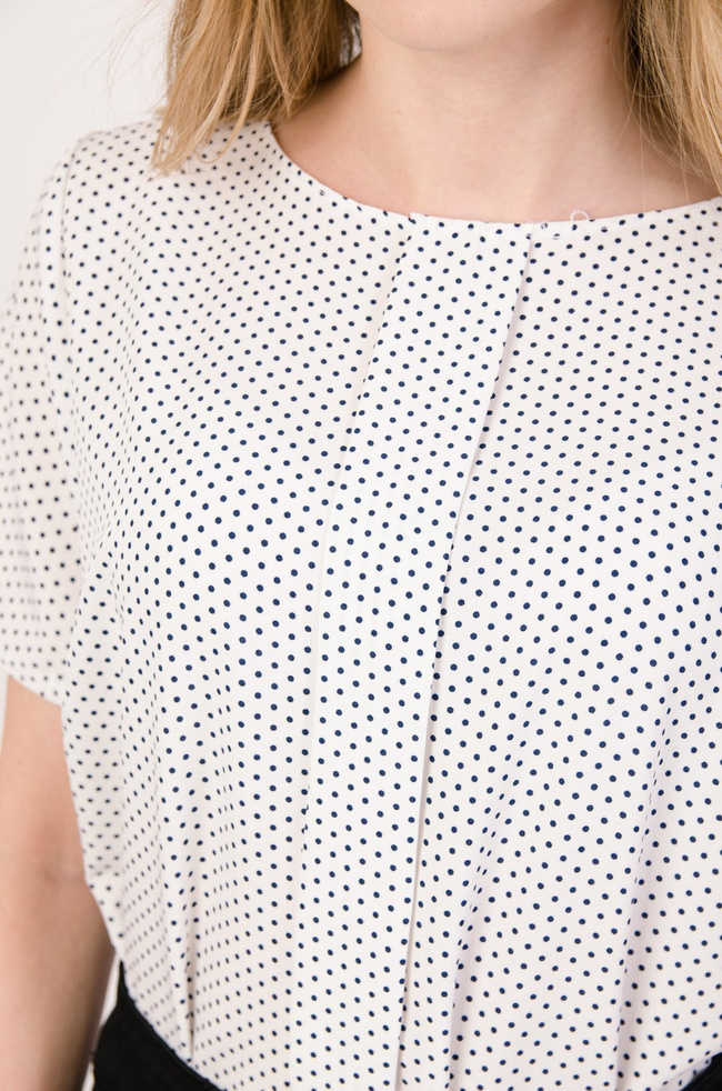 Biała bluzka w drobne kropki z zakładką na środku