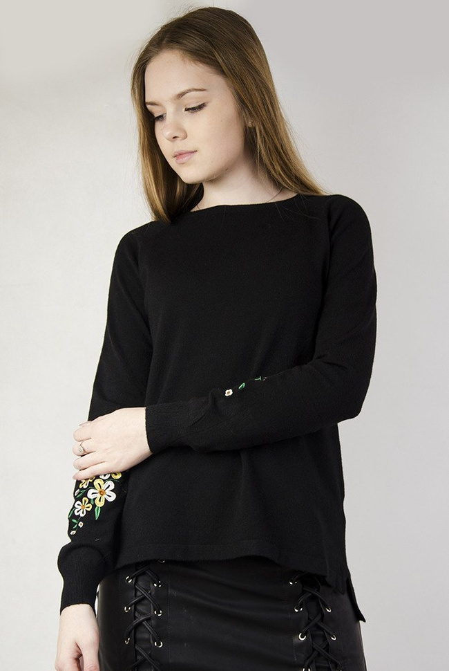 Czarny sweterek z kwiatami haftowanymi na rękawach