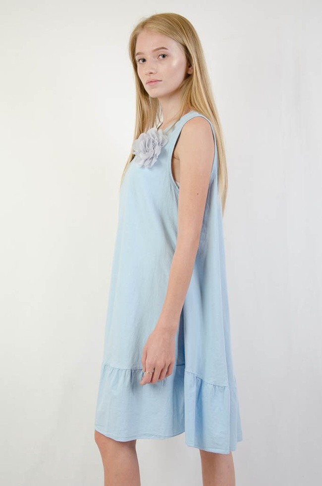 Niebieska rozkloszowana sukienka z dekoltem w serek oraz przypinką