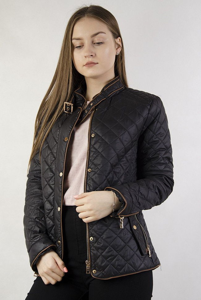 Czarna pikowana kurtka z brązowymi wykończeniami
