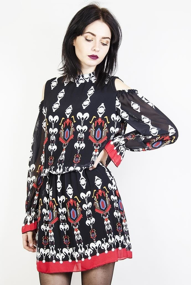 Wzorzysta sukienka z wycięciami na ramionach