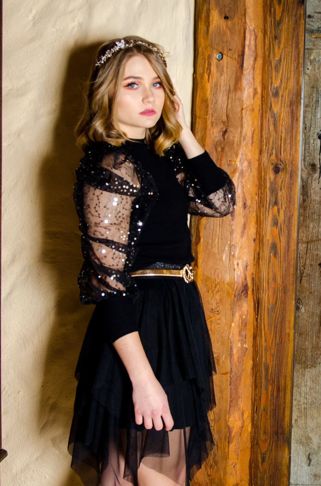 Czarna bluzka z bufkami oraz złotymi cekinami