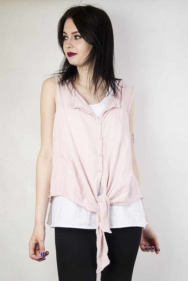 Jasnoróżowa bluzka zapinana na guziki, z bokserką
