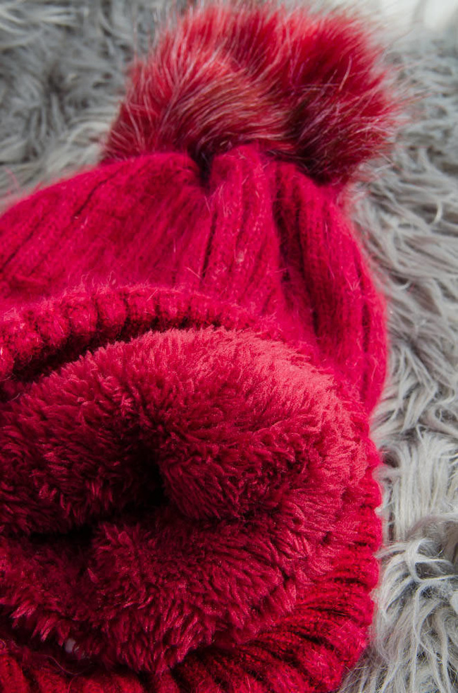 BORDOWA OCIEPLANA CZAPKA Z PRZYPINKĄ