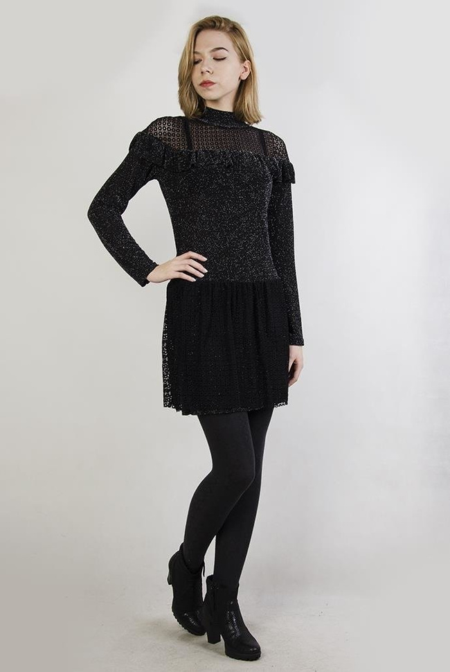 Czarna sukienka półgolf z koronką w dekolcie