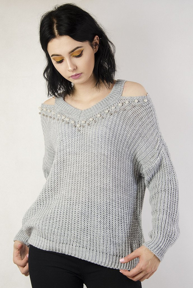 Szary sweter z koralikami i wyciętymi ramionami