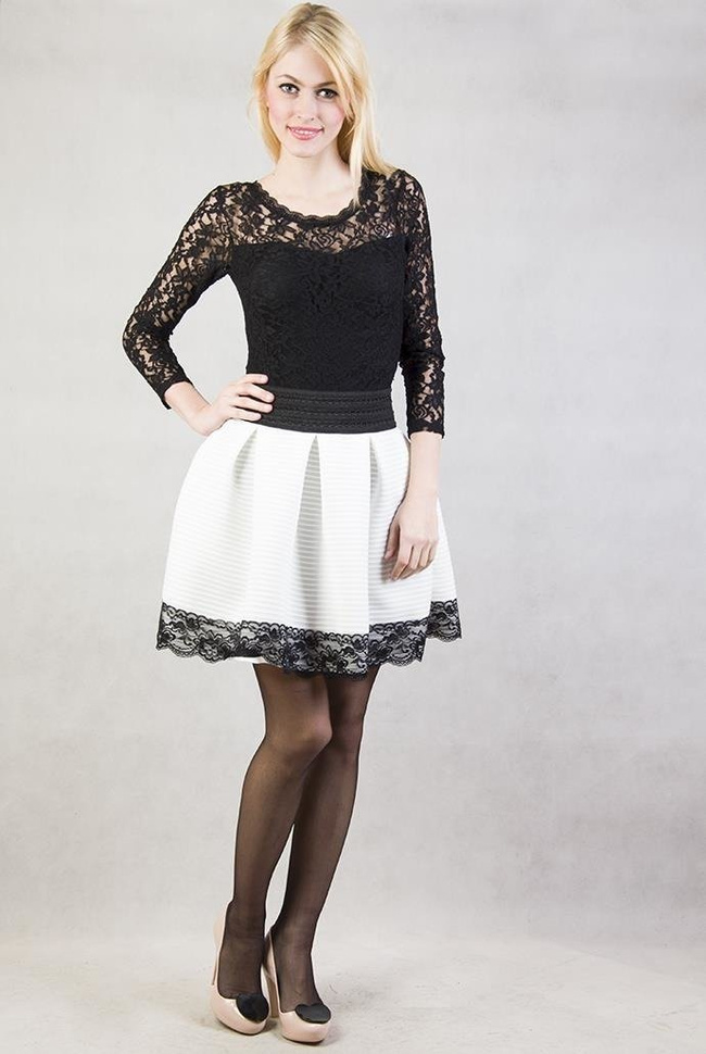 Biała spódnica bombka