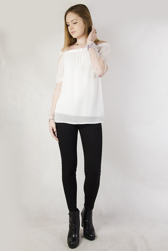 Biała bluzka z dekoltem w łódkę oraz rękawami z siateczki