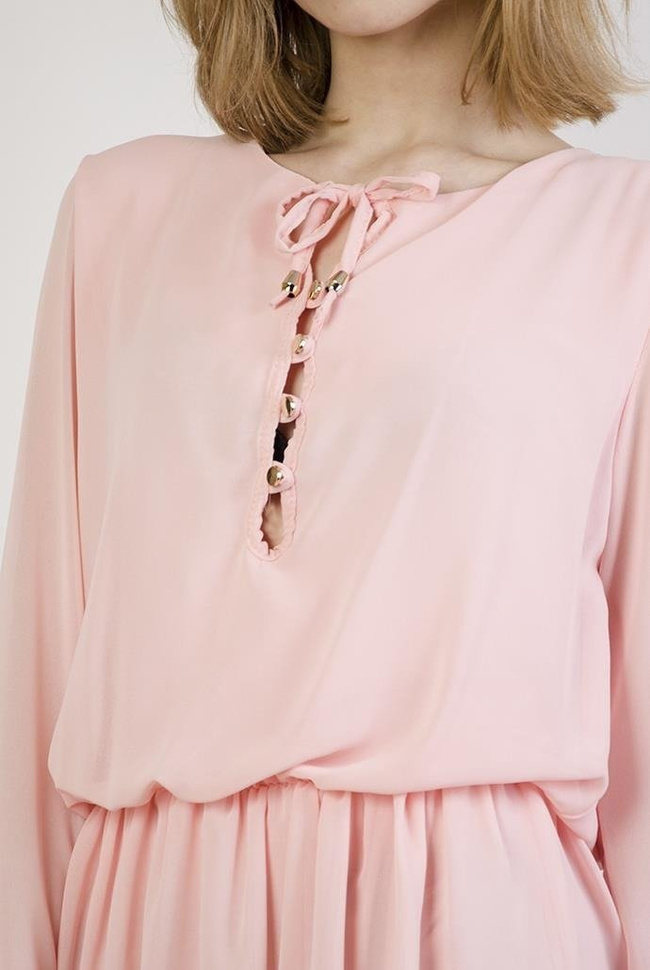 Pudroworóżowa szyfonowa sukienka z wiązaniem i falbanami