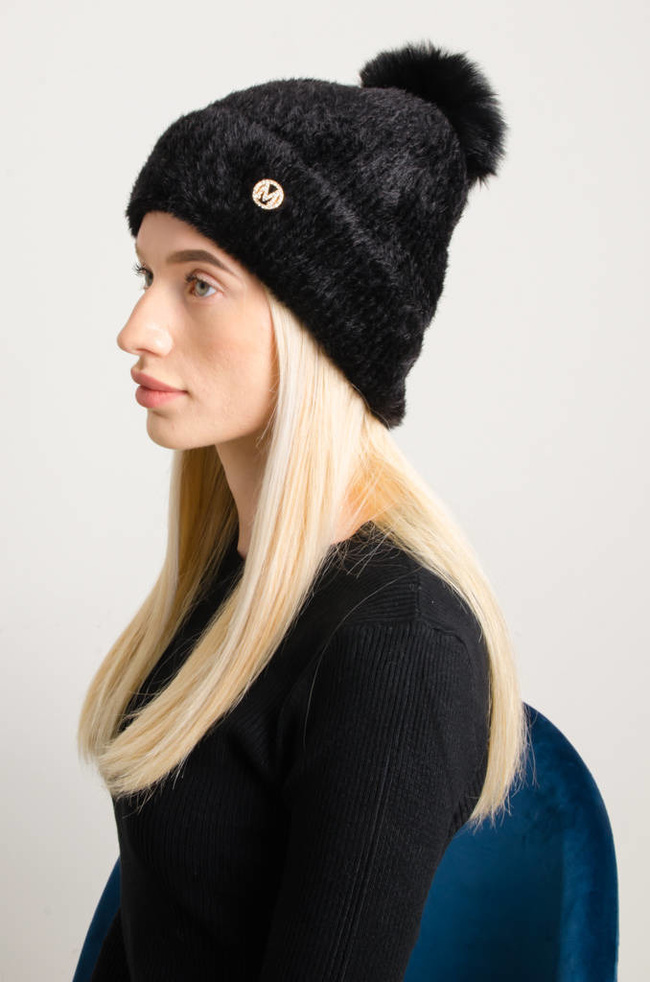 FUTRZANA CZAPKA Z POMPONEM- CZARNA