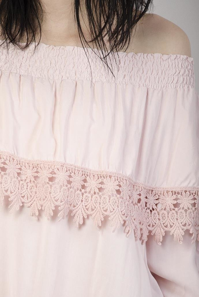 Jasnoróżowa przedłużana bluzka z falbaną przy dekolcie