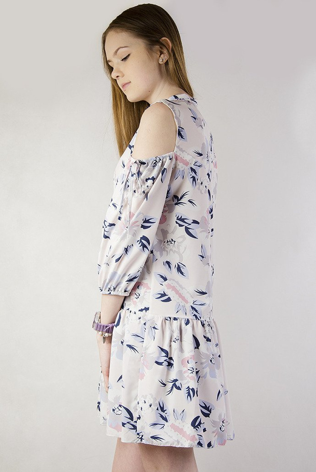 Jasna sukienka w kwiaty z odkrytymi ramionami