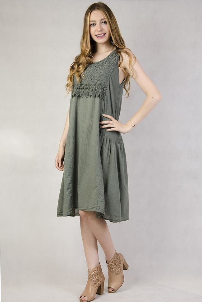 Zielona sukienka z koronkowymi elementami