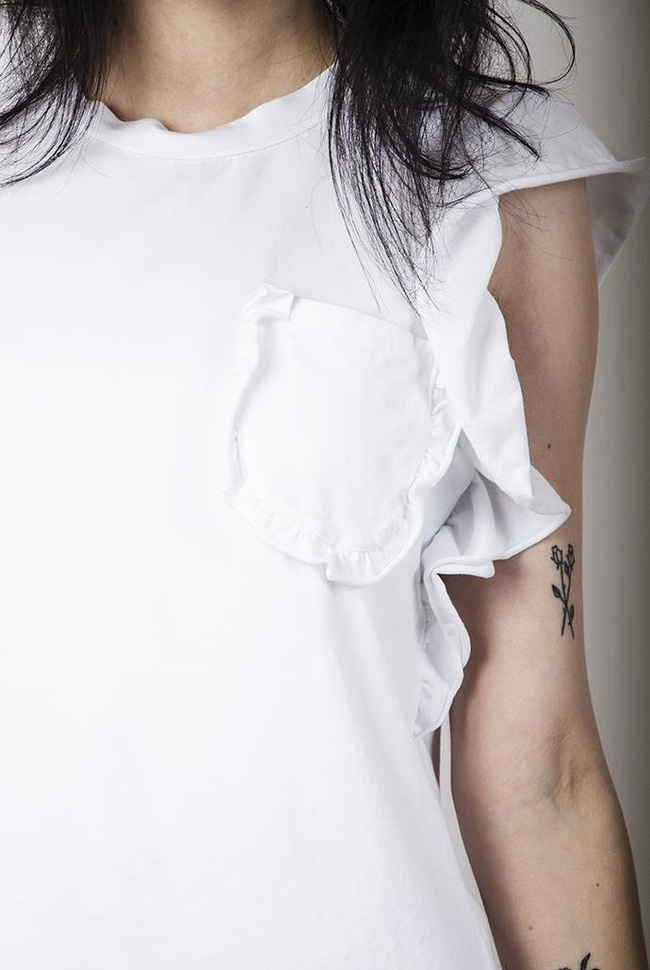 Biała bluzka z kieszonką i falbankami