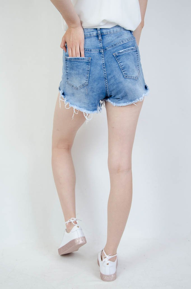 KRÓTKIE JEANSOWE SPODENKI Z WYSOKIM STANEM I SZARPANIAMI 