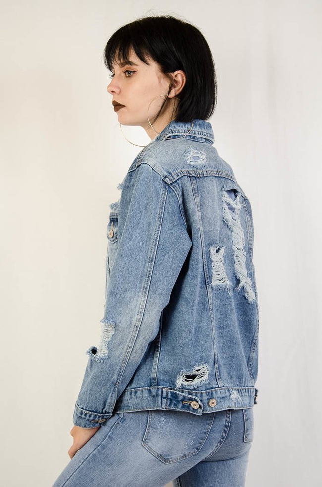 Kurtka jeansowa zapinana na guziki, z przetarciami