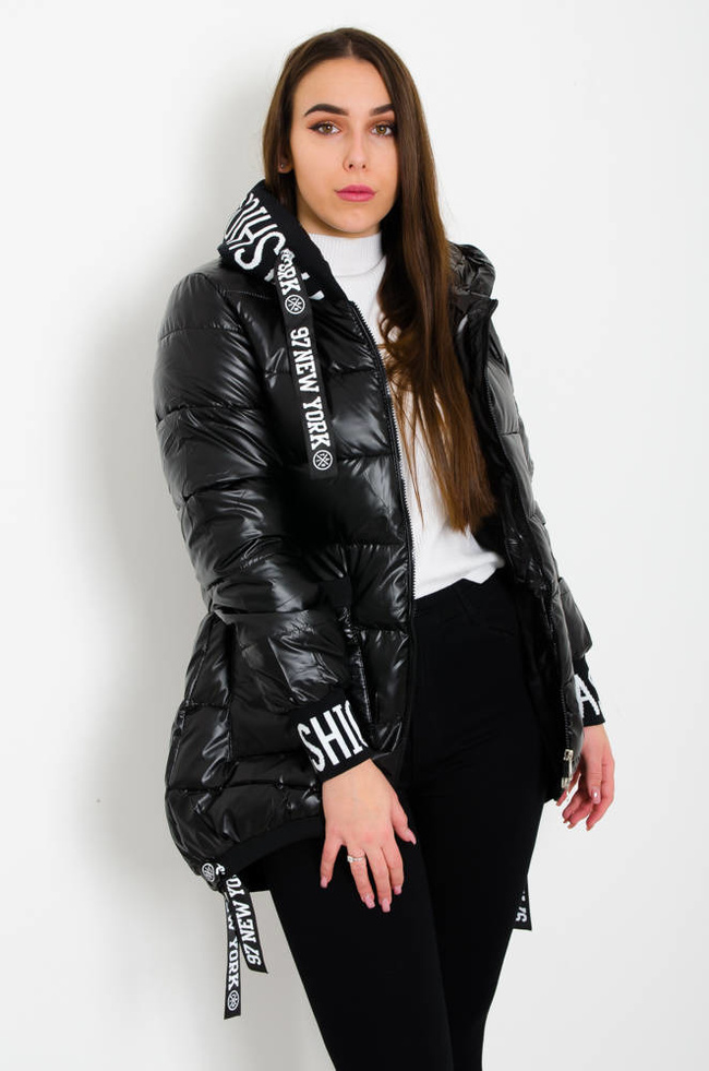 CZARNA PIKOWANA KURTKA ZIMOWA Z OZDOBNYMI WSTAWKAMI