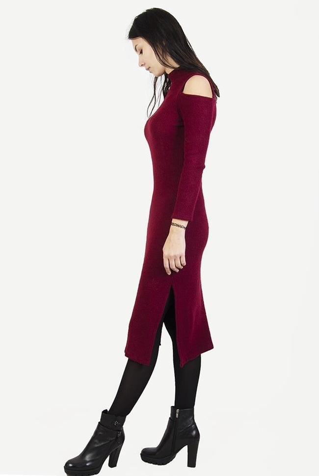 Bordowa, prążkowana sukienka midi z wycięciami na ramionach