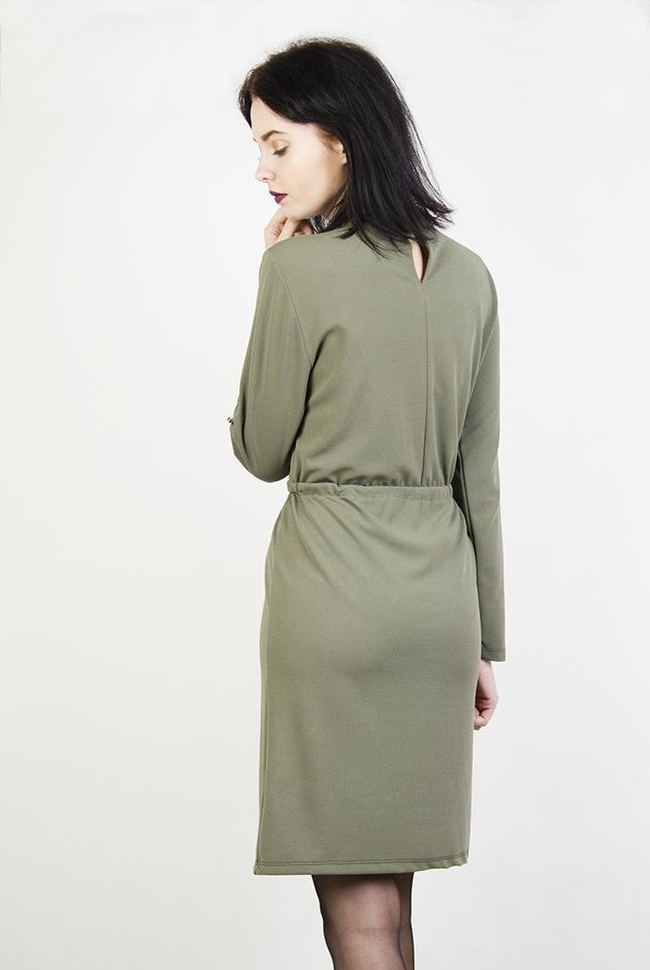 Zielona sukienka wiązana w dekolcie