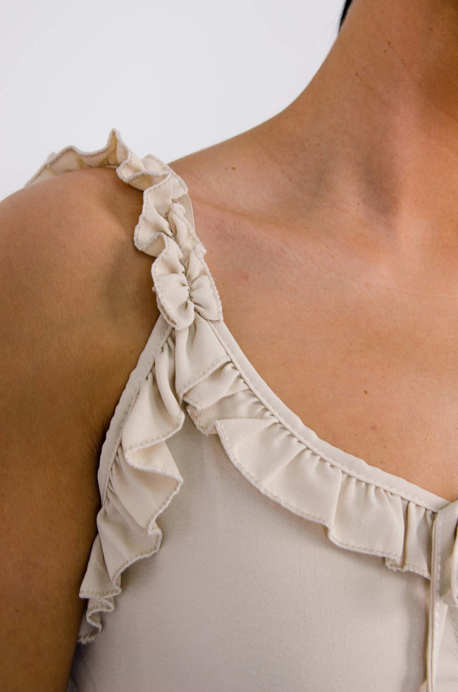 BEŻOWA LUŹNA SUKIENKA Z FALBANKĄ NA RAMIĄCZKACH