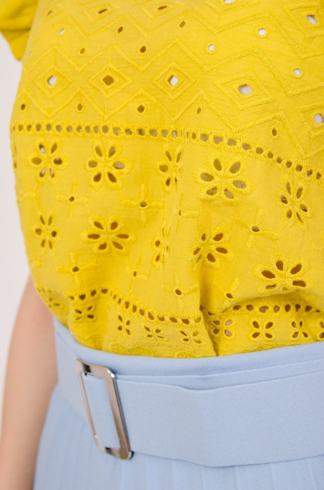 Żółta ażurowa bluzka z falbanką przy rękawie