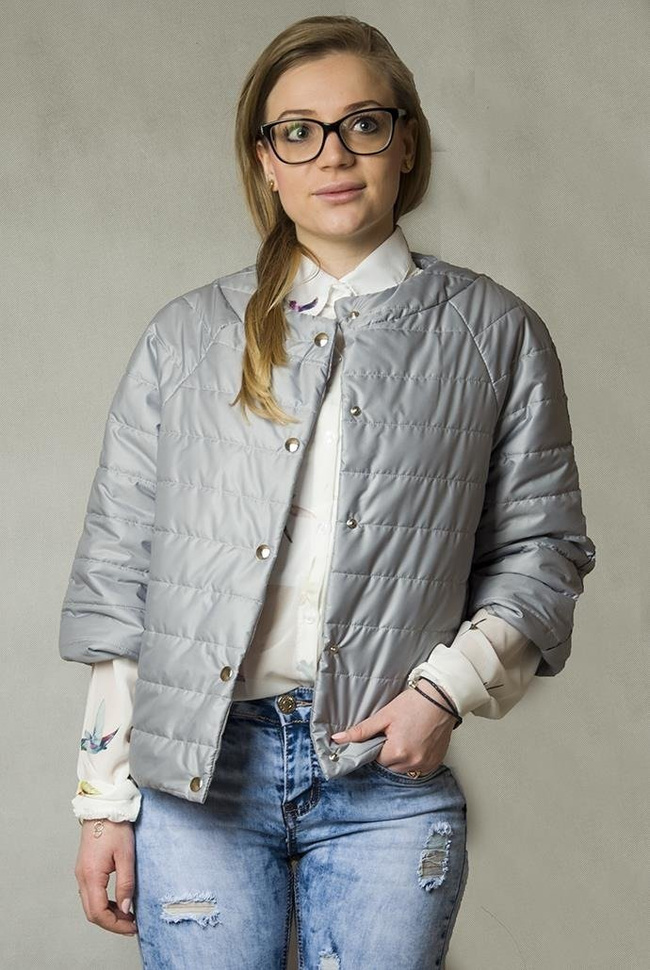 Szara, krótka, wiosenna kurtka pikowana z rękawem 3/4.