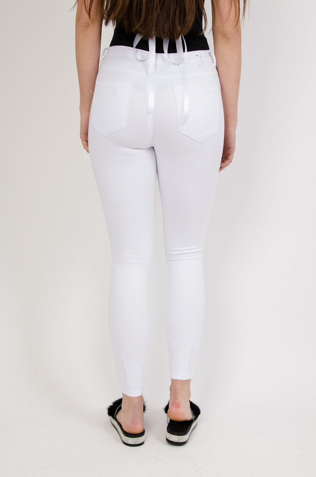 Białe dopasowane spodnie z napisami