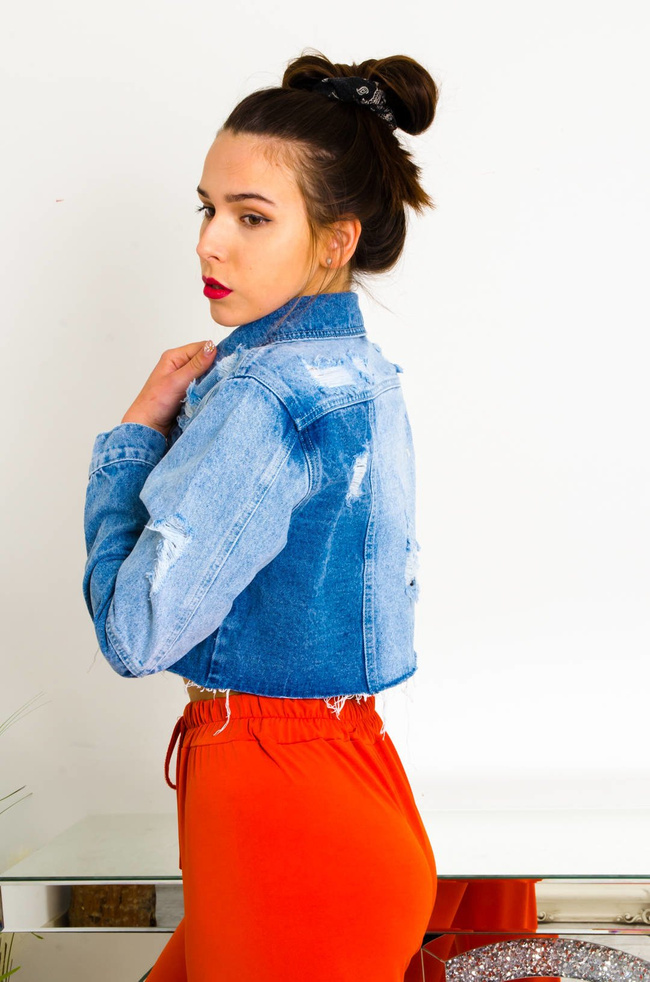 KRÓTKA KURTKA JEANSOWA Z ŁĄCZONYCH MATERIAŁÓW