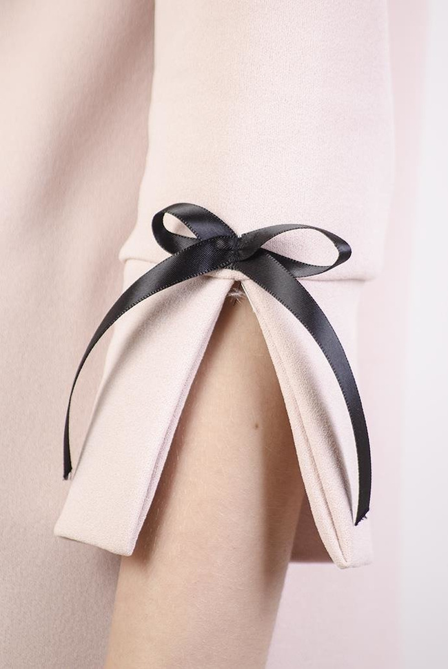 Jasnoróżowa sukienka z falbanką i kołnierzykiem