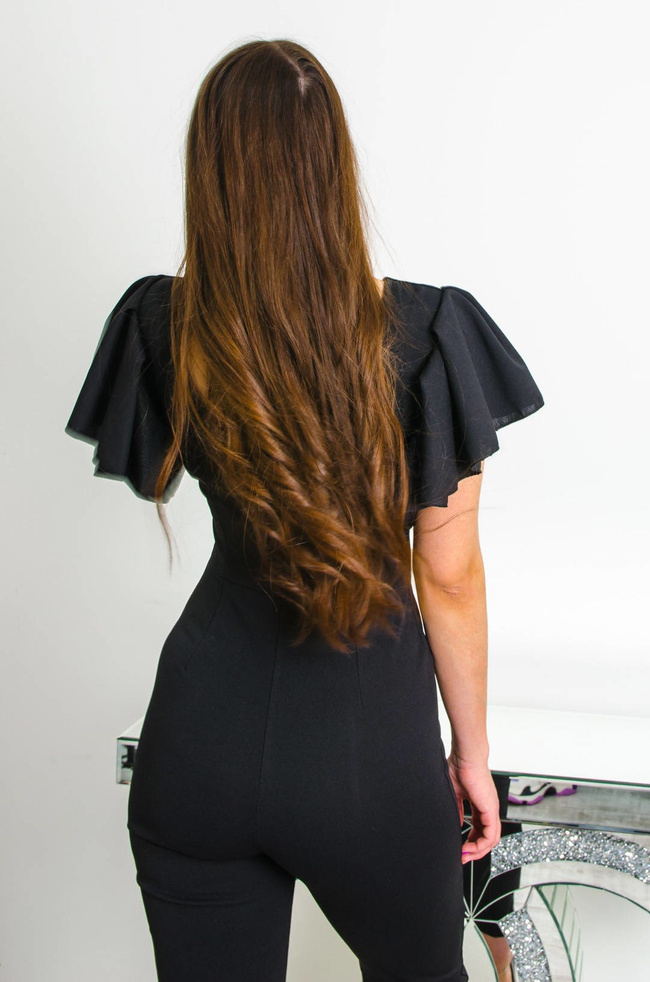 CZARNY KOMBINEZON Z FALBANĄ W RAMIONACH-WYCIĘCIE W DEKOLCIE I PLECACH " V"