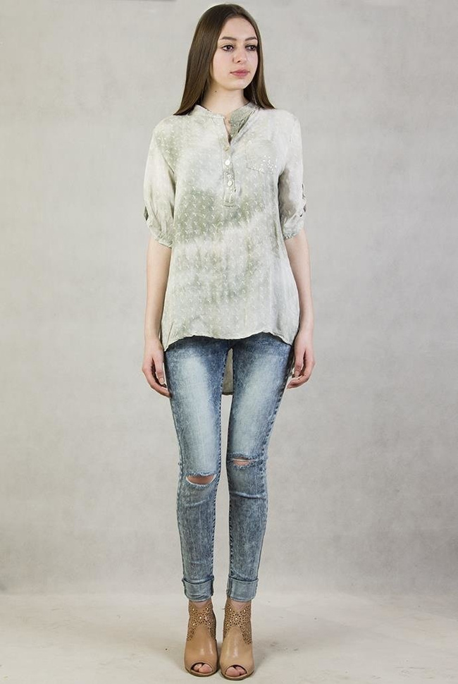 Zielona bluzka z przedłużanym tyłem i kieszonką.