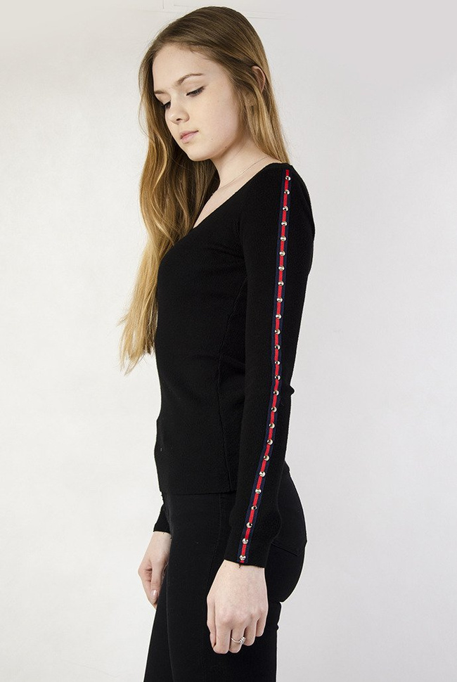 Czarna, przylegająca bluzka z ćwiekami u boku