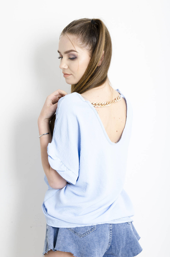 T-SHIRT Z OZDOBNYM ŁAŃCUSZKIEM I FALBANKAMI PRZY RĘKAWACH- NIEBIESKI
