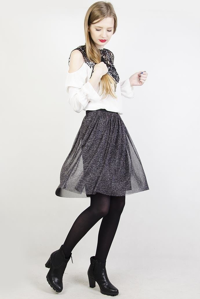 Czarna spódniczka przeszywana srebrną nicią